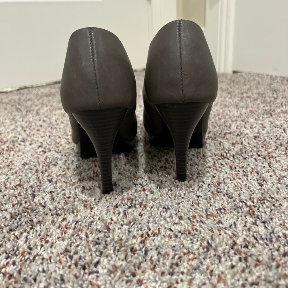 Kenneth Cole Reaction Elegant Gray Heels - Picture 6 of 11